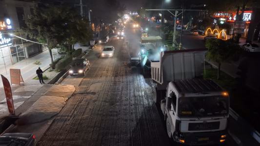 نهضت آسفالت شهرداری آمل درمسیر بلوار طالب‌آملی به سمت میدان ۱۷ شهریور؛ انجام فرایند برداشت مکانیزه واستحکام بخشی بستر قبلی مسیربه مرحله پایانی خود رسید.