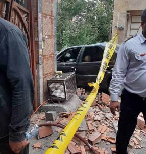 امدادرسانی تیم های آتش نشانی شهرداری آمل در حادثه انفجار خانه ای با یک کشته و ۷ مصدوم